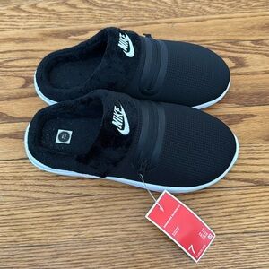 Black nike slippers